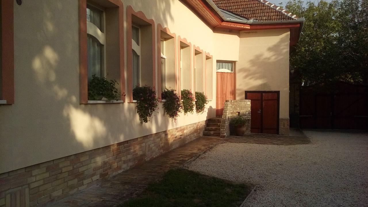 Resort La Tulipe Noire Ceglédbercel Exterior foto